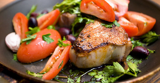 Отбивные из ягненка с томатами и оливками