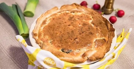 Сырный пирог с красной рыбой