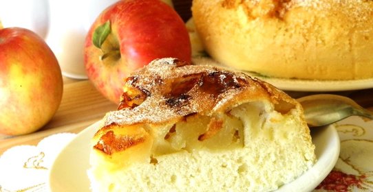 Шарлотка с яблоками в мультиварке