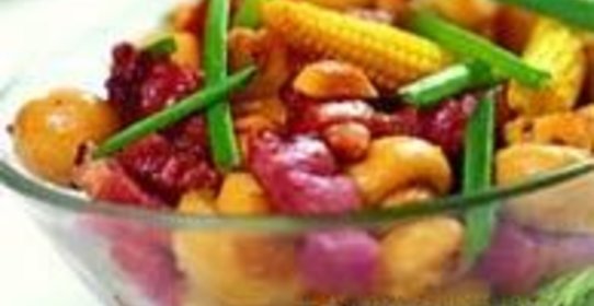 Горячий салат, приготовленный в воке на углях