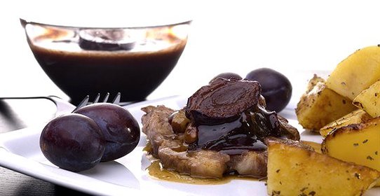 Свинина с шоколадом, черносливом, изюмом и корицей