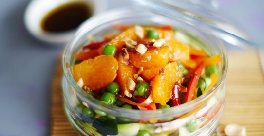 Салат в азиатском стиле, поданный в банке