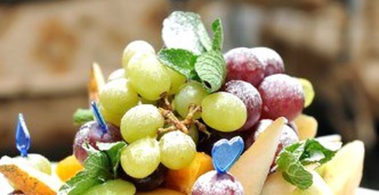 Фруктовый салат с лаймово-мятным соусом