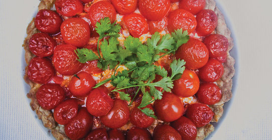 Открытый пирог с помидорами черри и козьим сыром
