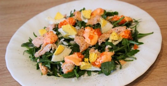 Салат с рисом, рукколой и семгой