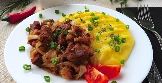 Подлива из свинины с луком