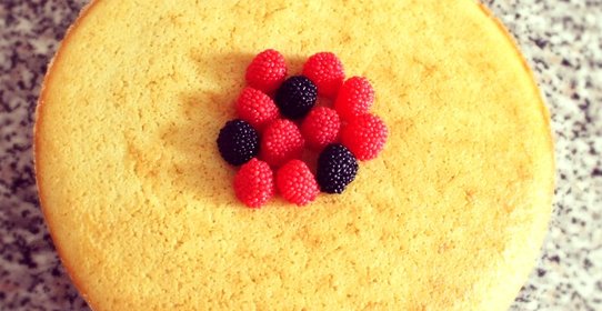 Манник на кефире с изюмом и ягодами