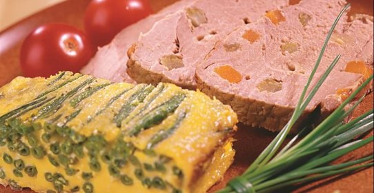 Свинина, нашпигованная сыром и овощами