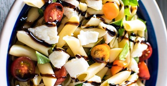 Салат Капрезе с пастой