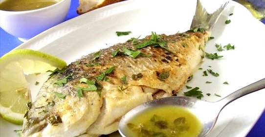 Жареный морской лещ с зеленью