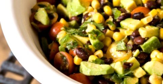 Кукурузный салат с авокадо и томатами