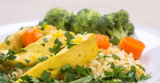 Курица в зелени с соусом карри