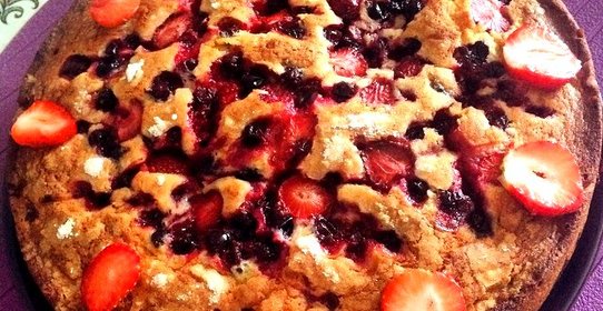 Пирог с черной смородиной и клубникой