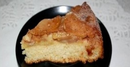 Шарлотка с яблоками и карамелью