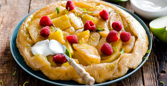 Пирог из слоеного теста с яблоками