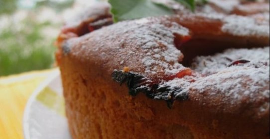 Шарлотка сливовая пышная