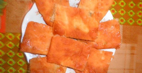 Пирог из кукурузной и пшеничной муки с сырной начинкой