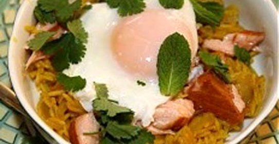 Кедгери (копченая семга с рисом, луком и яйцом)
