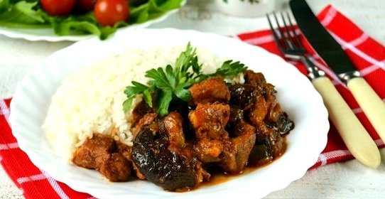 Свинина с черносливом в мультиварке