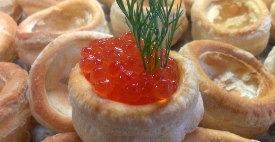 Волованы с икрой и малиновым вареньем