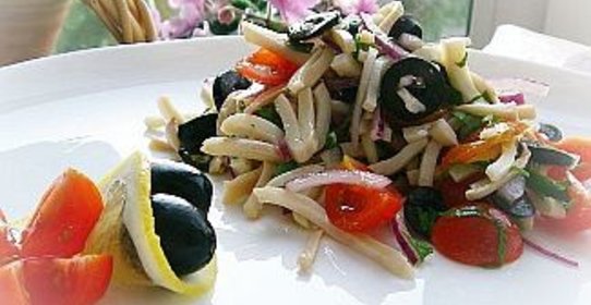 Кальмаровый салат с лимонной заправкой