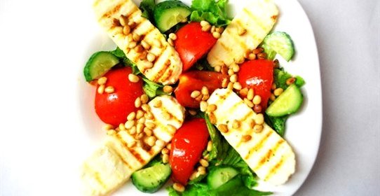 Теплый салат с жареным сыром