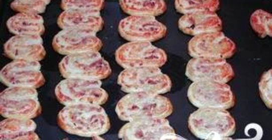 Рулетики с сыром и беконом