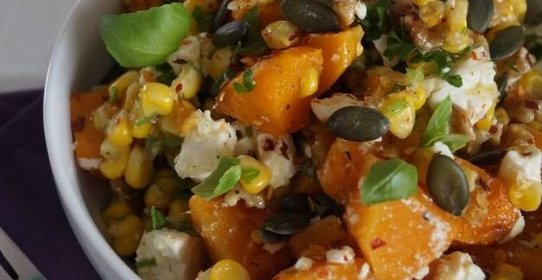 Осенний салат с тыквой сквош, кукурузой и сыром фета