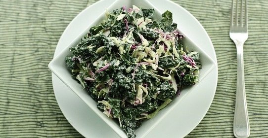 Салат из капусты кале с соусом ранч