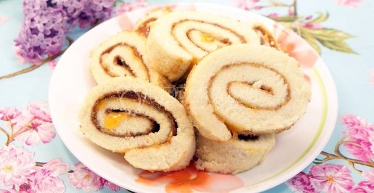 Рулет с абрикосовым джемом