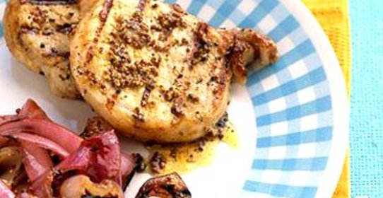 Свиные отбивные с луком на гриле