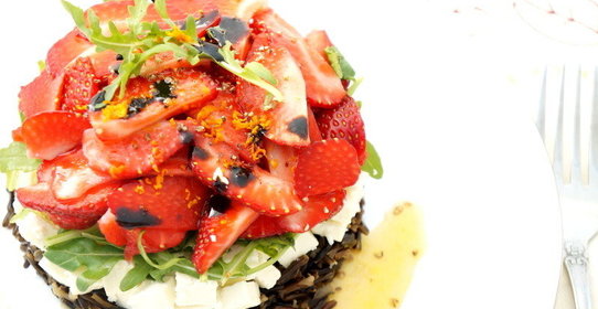 Салат с клубникой и диким рисом