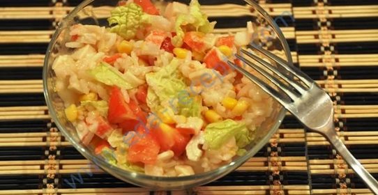 Салат крабовые палочки рис кукуруза и помидоры