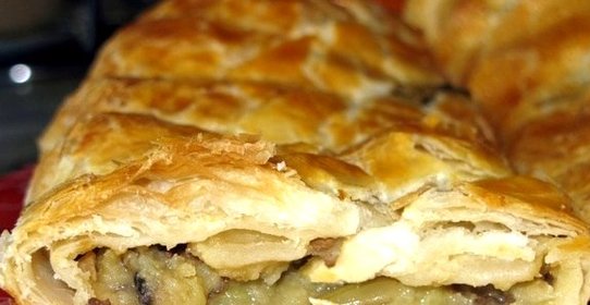 Слоеный пирог с грибами и картофелем