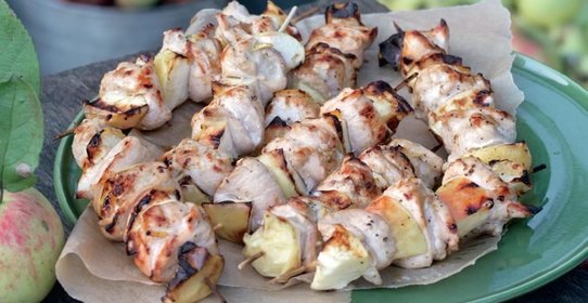 Шашлычки из куриной грудки с яблоком