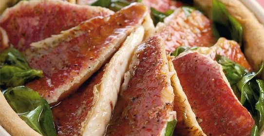 Пирог с мелкой рыбой и цитрусовым соусом