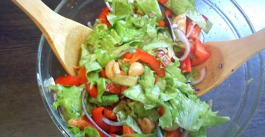 Легкий салат с маринованными шампиньонами