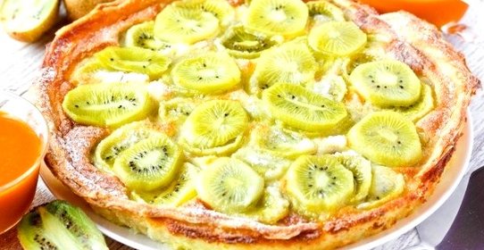 Открытый пирог со сметанной заливкой и киви