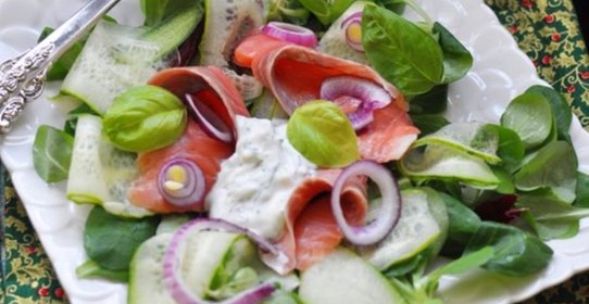 Салат с огурцом и лососем в йогуртной заправке