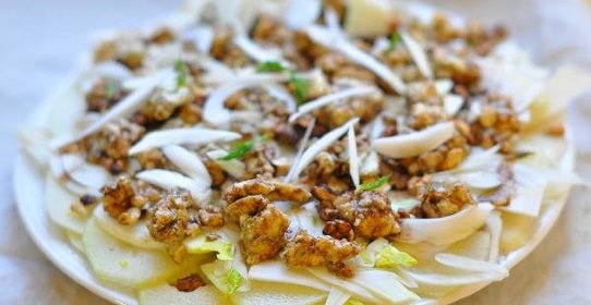 Салат с грушей, фенхелем и горгонзолой