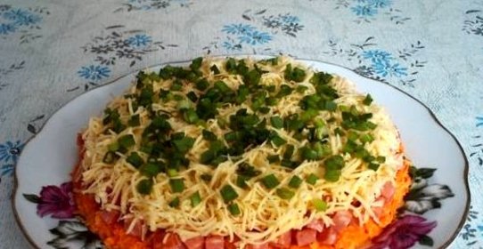 Салат с копченой колбасой и морковью