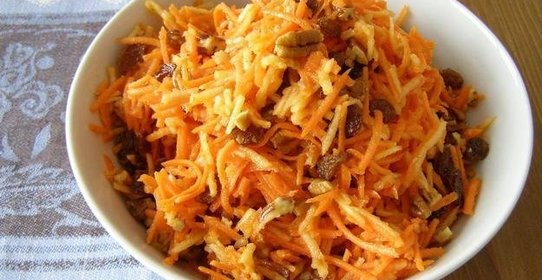 Салат из моркови и яблок с орехами