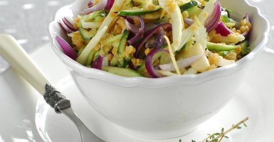 Салат из розовой чечевицы, огурцов и сельдерея