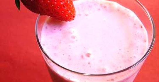 Витаминный напиток из клубники