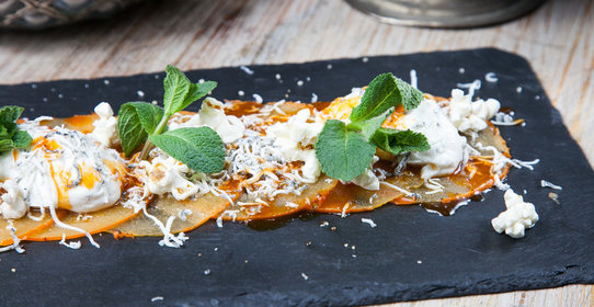 Пирог с вишней на шампанском