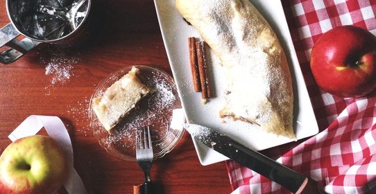 Штрудель яблочный с цедрой лимона