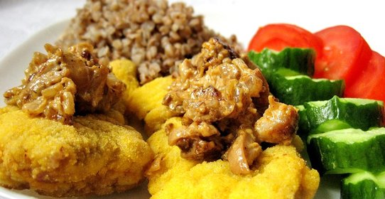Золотистые отбивные с грибами и гречкой
