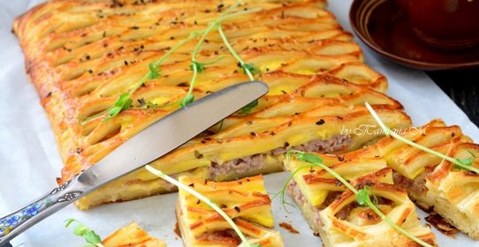 Пирог из слоеного теста с сытной начинкой