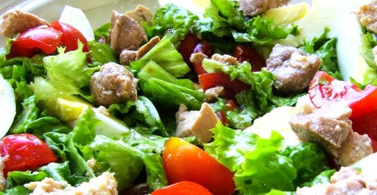 Салат с печенью трески и помидорками черри