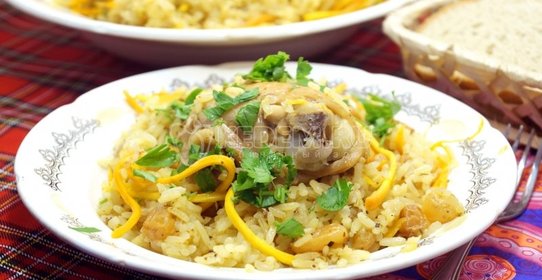 Плов с курицей, изюмом и морковью по-корейски